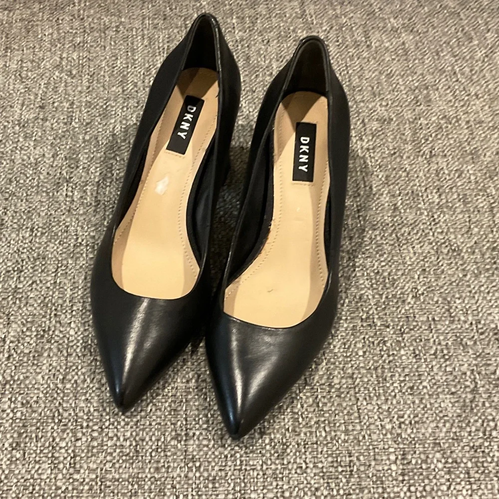 DKNY Women’s Black Leather Block Heels Size 7 Silver Logo on Heels - Picture 2 of 11
